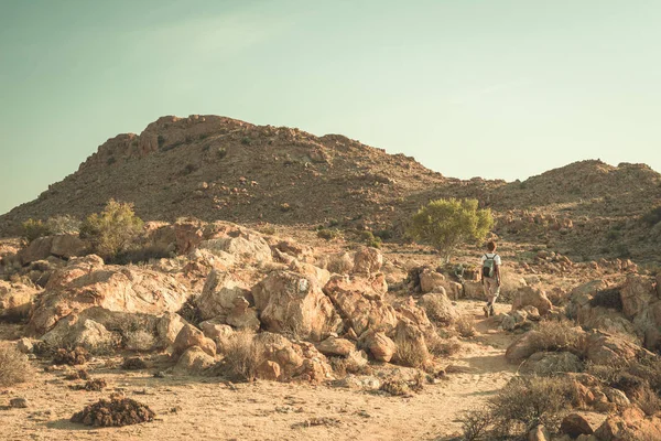 Τουριστικές περπατώντας στην έρημο Namib, εθνικού πάρκου Namib Naukluft, Ναμίμπια. Περιπέτεια και εξερεύνηση στην Αφρική. Πιο ήπια εικόνα, vintage στυλ πολλαπλή επεξεργασία. — Φωτογραφία Αρχείου