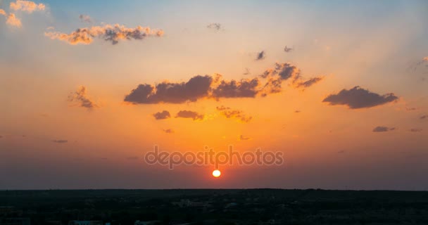 Lenyugvó nap le túl Thar-sivatag, Jaisalmer, Rajasthan, India. Idő telik el a festői mozgó felhők.