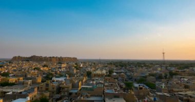 Twilight, zaman atlamalı için Jaisalmer cityscape günbatımı üzerinden. Kumdan kale gibi çöl şehri hakim görkemli kale. Rajasthan, Hindistan'da seyahat hedef.