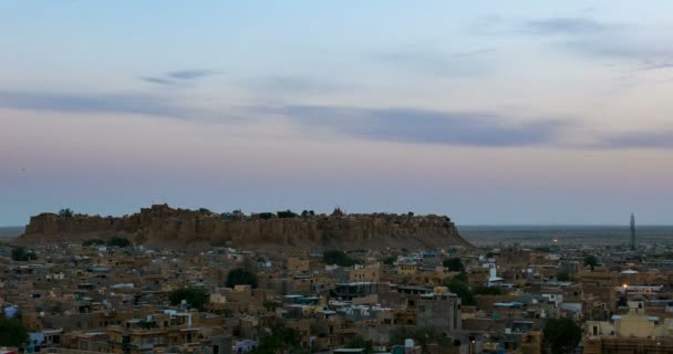 Jaisalmer stadsbild från solnedgång till twilight, tidsfördröjning. Den majestätiska fort dominerar öknen staden som ett sandslott. Resmål i Rajasthan, Indien. — Stockvideo
