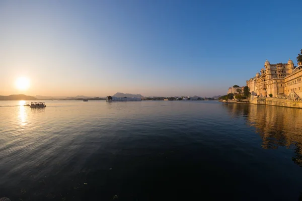 Udaipur stadsgezicht bij zonsondergang. Het stadspaleis van de majestueuze op Lake Pichola, reisbestemming in Rajasthan, India — Stockfoto