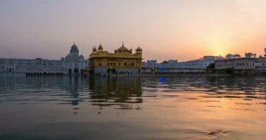En kutsal kutsal kişilerin resmi ve ibadet, Amritsar, Pencap, Hindistan altın tapınak Sih din yerleştirin. Zaman atlamalı solma alacakaranlıkta için gün batımı üzerinden.