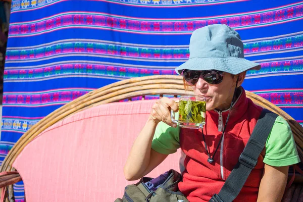 Lady having coca leaves tea, known as "Mate de Coca" — Stock Photo, Image