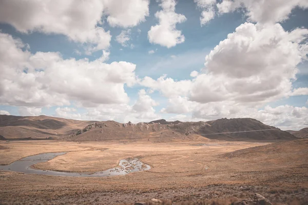 Paisaje andino de gran altitud con cielo dramático — Foto de Stock