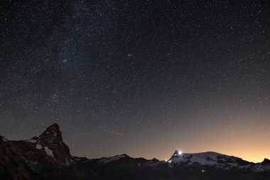 Matterhorn (Cervino) dağ tepe ve Monte Rosa buzullar, üzerinde harika yıldızlı gökyüzü ünlü kayak merkezi Aosta Vadisi, İtalya. Andromeda Gökadası açıkça visibile Orta Çerçeve.