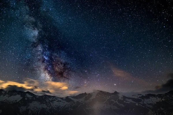 El colorido núcleo luminoso de la Vía Láctea y el cielo estrellado capturado a gran altura en verano en los Alpes italianos, provincia de Torino. Marte y Saturno brillante marco medio . —  Fotos de Stock