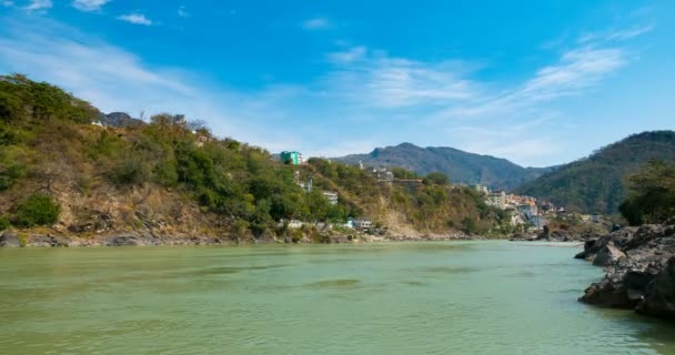 Temps écoulé à Rishikesh, ville sainte et destination de voyage en Inde. Ciel bleu avec des nuages mouvants et des eaux vertes du Gange . — Video