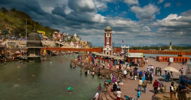 Il fiume Gange con i pellegrini sui ghats santi a Haridwar, Uttarakhand, India, città sacra per la gente indù. Scadenza temporale . — Video Stock