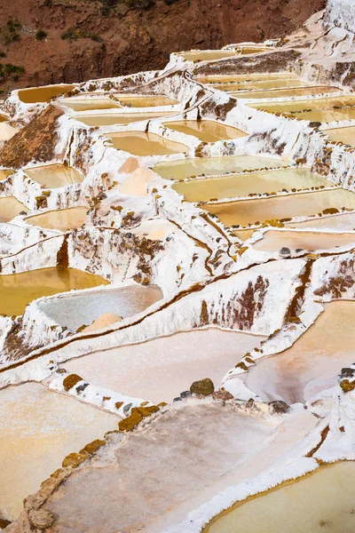 在秘鲁的安第斯山脉上的梯田盐盆地 — 图库照片