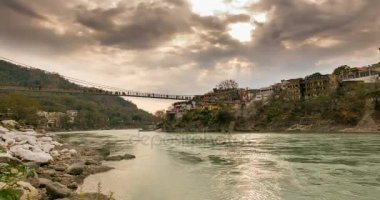 Zaman atlamalı Rishikesh, kutsal şehir, alacakaranlıkta ve hedef Hindistan'da seyahat. Renkli gökyüzü ve Ganj Nehri üzerinde hareketli bulutlar. 