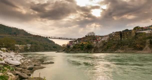 Caducidade do tempo crepúsculo em Rishikesh, cidade santa e destino de viagem na Índia. Céu colorido e nuvens em movimento sobre o rio Ganges . — Vídeo de Stock