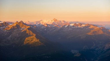 Gündoğumu dağ zirveleri, sırtlar ve vadiler, ılık ışık