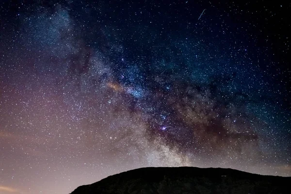 Млечный Путь, с деталями его красочного ядра, необычайно яркий . — стоковое фото
