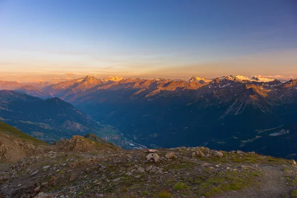 Luz quente ao nascer do sol em picos de montanha, cumes e vales — Fotografia de Stock