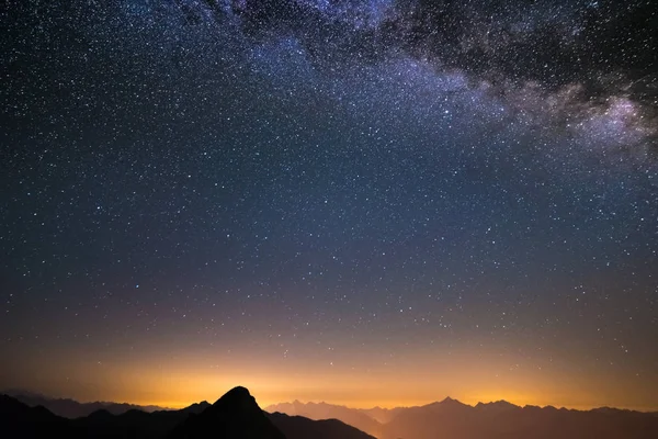 Млечный Путь, наблюдаемый с высоты в Альпах — стоковое фото