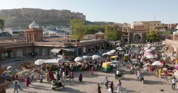 Jodhpur, India - Febbraio 2017: persone, veicoli, animali e merci nel mercato affollato nella piazza della torre dell'orologio a Jodhpur, India. Scadenza temporale dall'alto . — Video Stock