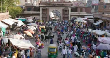 Jodhpur, Hindistan - Şubat, 2017: insanlar, araçlar, hayvanlar ve ürünler Jodhpur, Hindistan Saat Kulesi Meydanı'nda kalabalık piyasada. Zaman atlamalı yukarıdan.