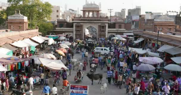 Jodhpur, India - Febbraio 2017: persone, veicoli, animali e merci nel mercato affollato nella piazza della torre dell'orologio a Jodhpur, India. Scadenza temporale dall'alto . — Video Stock