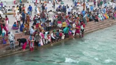 Hairdwar, Hindistan - Mart, 2017: Ganj Nehri hacıların kutsal ghats Haridwar, Uttarakhand, Hindistan, Hint insanlar için kutsal şehir, tarih ile.