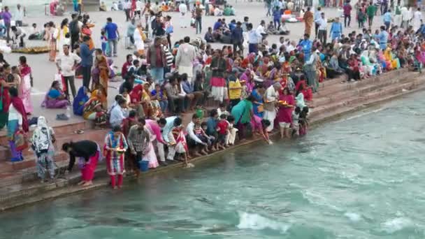Hairdwar, Indie - marzec 2017: The River Ganges z pielgrzymami na święte Ghaty w Haridwar, Uttarakhand, w Indiach, święte miasto dla ludzi, Hinduskie. — Wideo stockowe