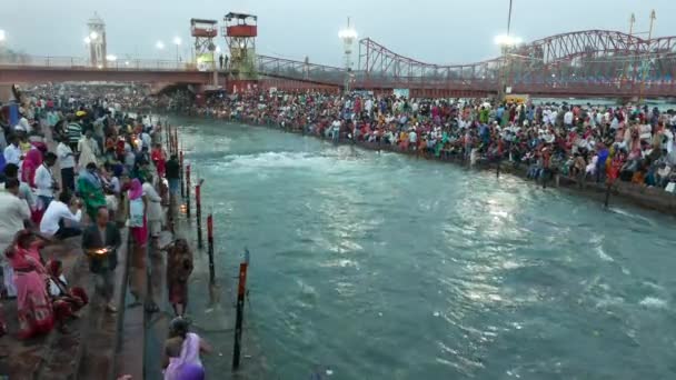 Hairdwar, Indie - marzec 2017: The River Ganges z pielgrzymami na święte Ghaty w Haridwar, Uttarakhand, w Indiach, święte miasto dla ludzi, Hinduskie. — Wideo stockowe