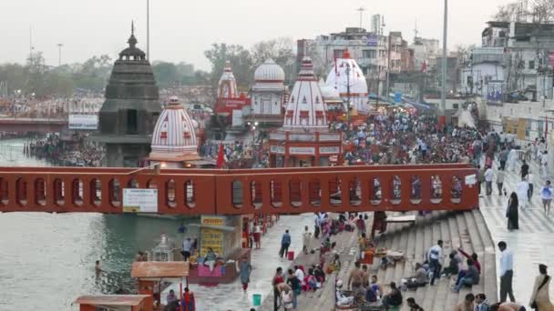 Hairdwar, Indie - březen 2017: Ganges River s poutníky na Svatý ghats na Haridwar, Uttarakhand, Indie, svaté město pro hinduistické lidi. — Stock video