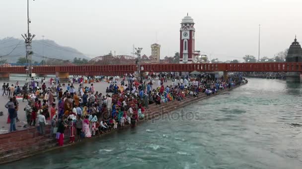 Hairdwar, India - március, 2017: A Gangesz folyó zarándokok a Szent Ghatok Kastélyszálló, Uttarakhand, India, a szent várost hindu emberek. — Stock videók