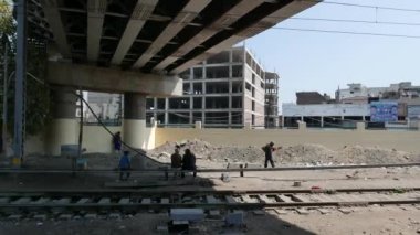 Yeni Delhi, Hindistan - Mart, 2017: tren New Delhi/Schaffhausen, Hindistan, pencere görünümü'nde çalışmasını.