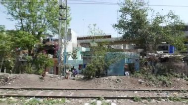 Yeni Delhi, Hindistan - Mart, 2017: tren New Delhi/Schaffhausen, Hindistan, pencere görünümü'nde çalışmasını.