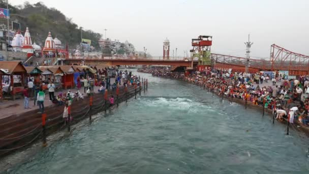 Hairdwar, India - Marzo de 2017: El río Ganges con peregrinos en los ghats sagrados en Haridwar, Uttarakhand, India, ciudad sagrada para los hindúes . — Vídeo de stock