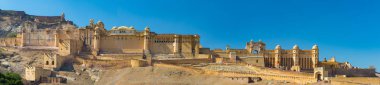 Etkileyici Peyzaj ve Amber Fort, Jaipur, Rajasthan, Hindistan ünlü seyahat hedef, cityscape. Yüksek çözünürlüklü panoramik kompozisyon.