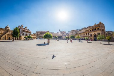 Etkileyici Peyzaj ve Amber Fort, Jaipur, Rajasthan, Hindistan ünlü seyahat hedef, cityscape. Balık aşağıdan, ultra geniş açı görünümünde arka ışık göz.