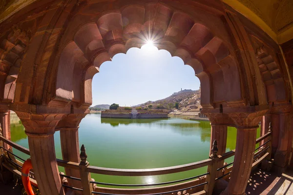 Θέα του μελιού τονισμένο εντυπωσιακό Amber Fort, διάσημο τουριστικό αξιοθέατο στο Jaipur, Ρατζαστάν, Ινδία. Φως της ημέρας, σαφή μπλε ουρανό. — Φωτογραφία Αρχείου