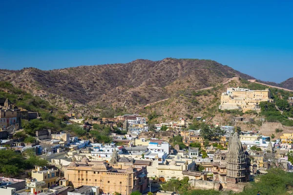 El impresionante paisaje y paisaje urbano en Amber Fort, famoso destino turístico en Jaipur, Rajastán, India . — Foto de Stock