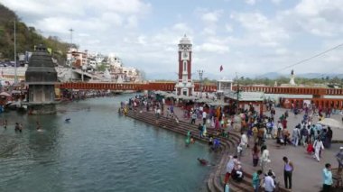 Hairdwar, Hindistan - Mart, 2017: Ganj Nehri hacıların kutsal ghats Haridwar, Uttarakhand, Hindistan, Hint insanlar için kutsal şehir, tarih ile.