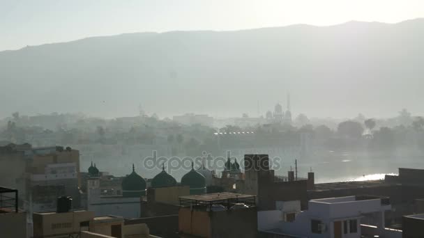 Nevoeiro da manhã em Pushkar, Rajastão, Índia. Templos, edifícios e ghats vistos de cima . — Vídeo de Stock
