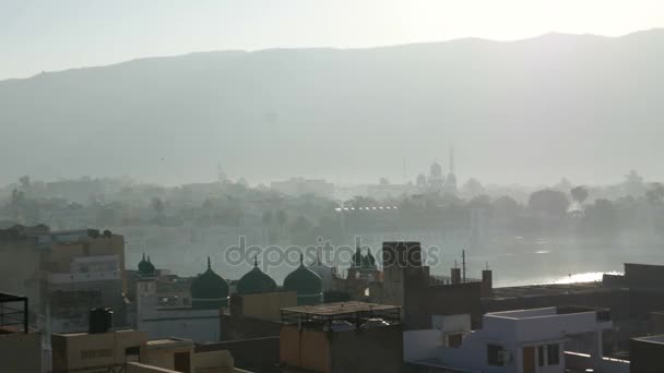 Niebla matutina en Pushkar, Rajastán, India. Templos, edificios y ghats vistos desde arriba . — Vídeos de Stock