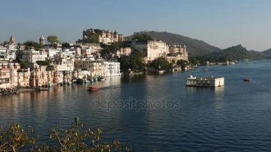 Udaipur cityscape. Majestic city palace ve göl PICHOLA üzerinde sürme tekne seyahat hedef Rajasthan, Hindistan.