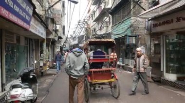 Delhi, Hindistan - 27 Ocak 2017: Kalabalık, gıda tezgahları ve Chandni Chowk'tan, eski Delhi, ünlü seyahat hedef Türkiye trafik.