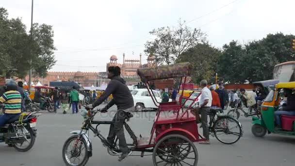 Delhi, Indie - 27 stycznia 2017 roku: Tłum, Stoiska z jedzeniem i ruchu o Chandni Chowk, Old Delhi, słynnej podróży w Indiach. — Wideo stockowe