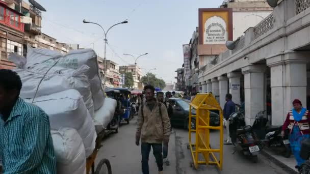Delhi, India - 27 januari 2017: Menigte, kraampjes en verkeer op Chandni Chowk, oude Delhi, bekende reisbestemming in India. — Stockvideo