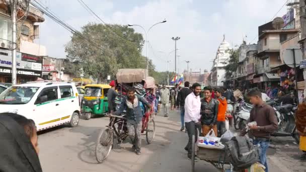 Дели, Индия - 27 января 2017 года: Толпа, продуктовые ларьки и движение в Чандни Чоук, Старый Дели, знаменитое направление путешествий в Индии . — стоковое видео