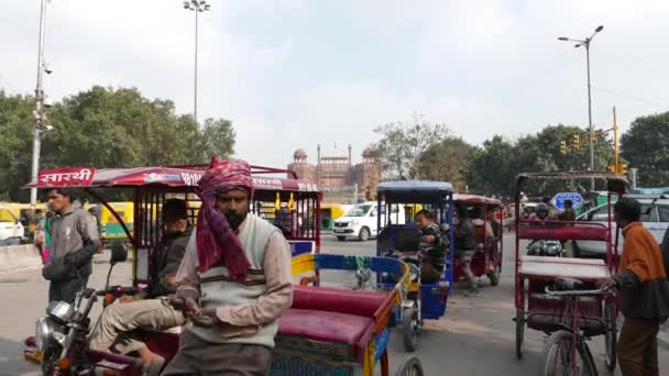 Delhi, India - 2017. január 27.: Tömeg, élelmiszer-standokon és a forgalom az híres úticél Chandni Chowk, Old Delhi, India. — Stock videók