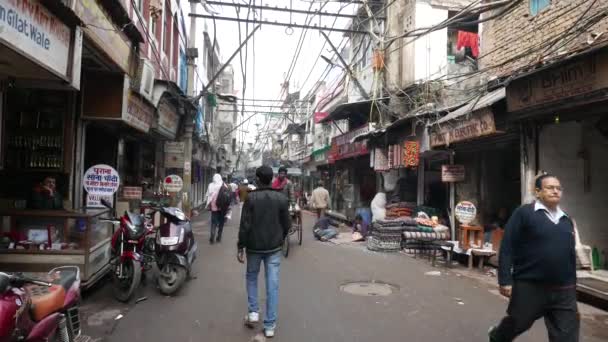 Delhi, India - 27 januari 2017: Publiken, matstånd och trafik på Chandni Chowk, Old Delhi, berömda resmål i Indien. — Stockvideo