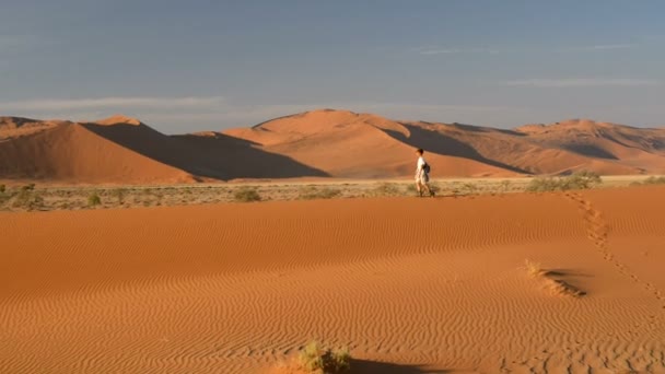 Turistické chůzi na malebných dun Sossusvlei, Namibská poušť Namib Naukluft národní Park, Namibie. Odpolední slunce. Dobrodružství a zkoumání v Africe. — Stock video