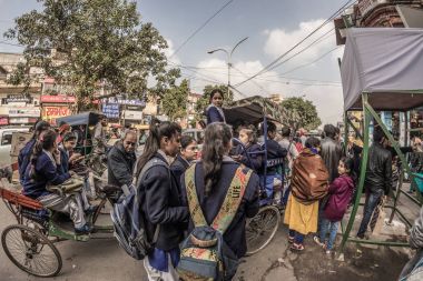 Delhi, Hindistan - 27 Ocak 2017: Chandni Chowk'tan, eski Delhi, ünlü seyahat hedef Hindistan sıradan crowdy şehir yaşam. Balıkgözü görünümü.