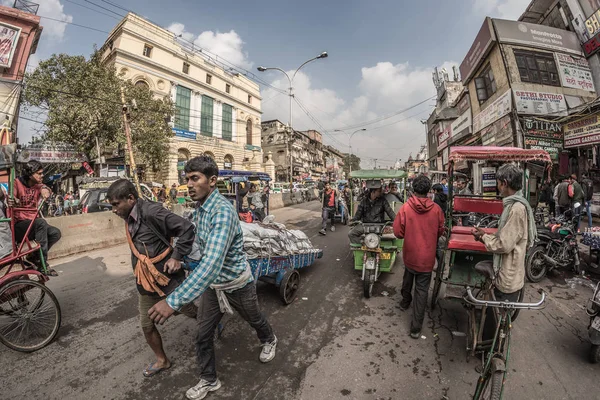 Delhi, India - January 27, 2017: ordinary crowdy city life at Chandni Chowk, Old Delhi, famous travel destination in India. Fisheye view. — Stock Photo, Image