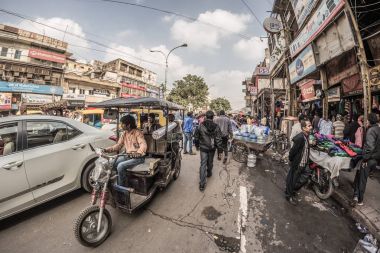 Delhi, Hindistan - 27 Ocak 2017: Chandni Chowk'tan, eski Delhi, ünlü seyahat hedef Hindistan sıradan crowdy şehir yaşam. Balıkgözü görünümü.