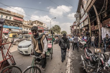 Delhi, Hindistan - 27 Ocak 2017: Chandni Chowk'tan, eski Delhi, ünlü seyahat hedef Hindistan sıradan crowdy şehir yaşam. Balıkgözü görünümü.