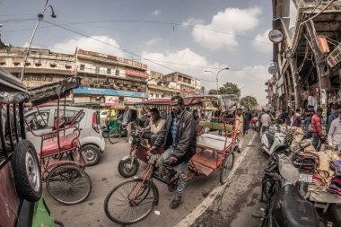Delhi, Hindistan - 27 Ocak 2017: Chandni Chowk'tan, eski Delhi, ünlü seyahat hedef Hindistan sıradan crowdy şehir yaşam. Balıkgözü görünümü.